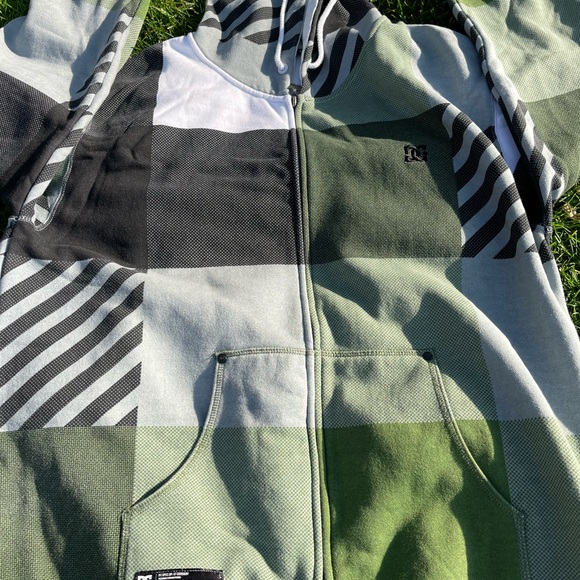 DC SHOES zip up hoodie. Size Xl - Picture 2 of 5